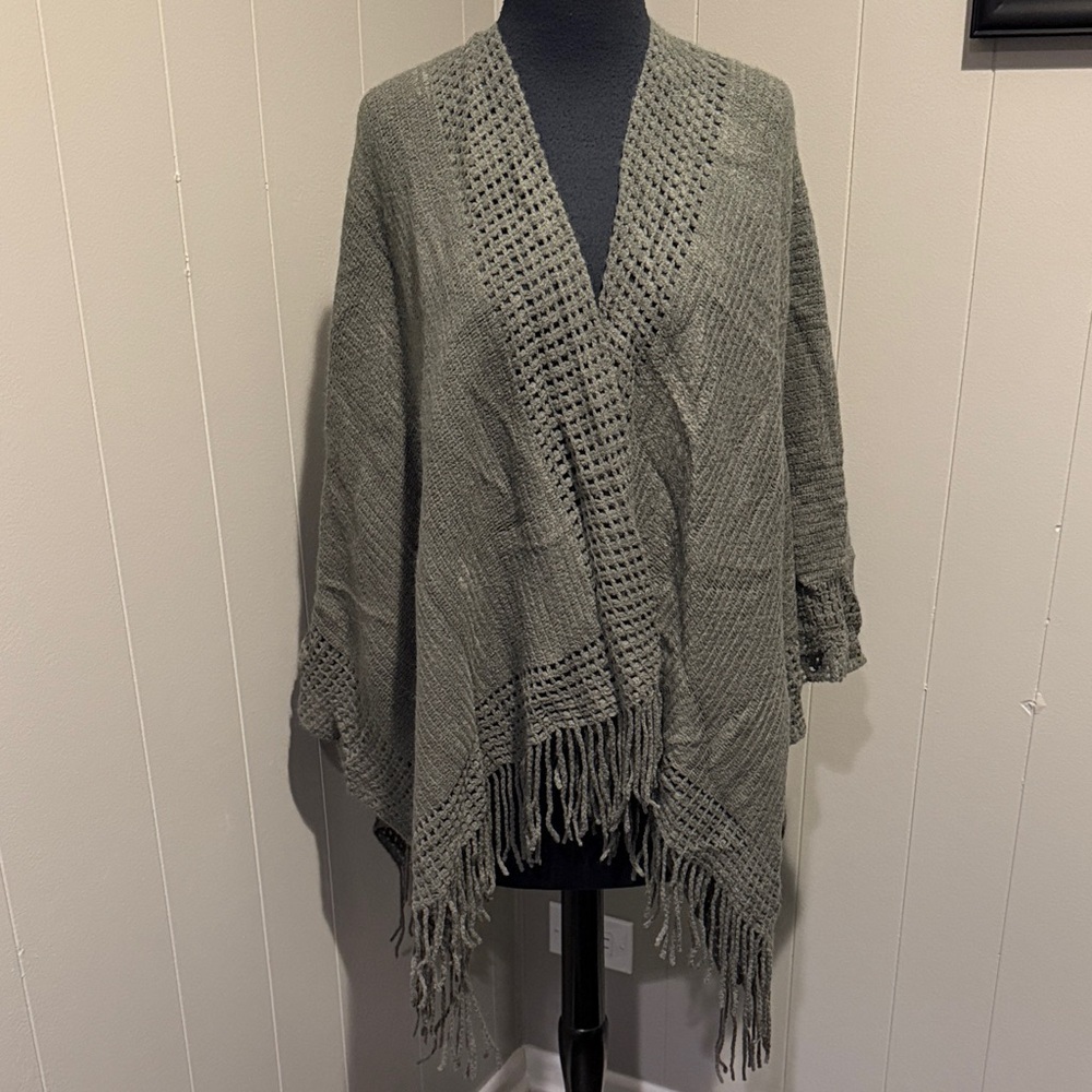 Collectioneighteen Chic Women's One Size Gray Knit Poncho with Fringe